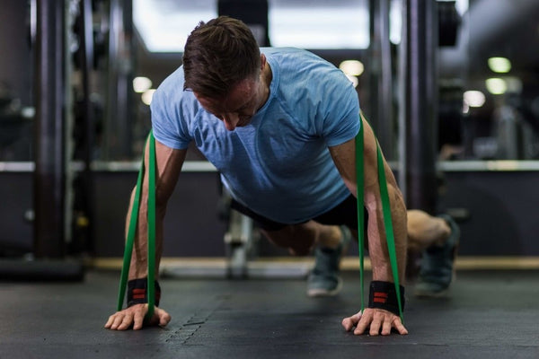 10 Exercícios com Elásticos para Fazer em Casa e Manter-se em Forma